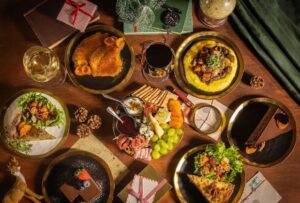 Experiência gastronômica inspirada na França dos anos 1950 acompanha temporada de 7 Mulheres e Um Mistério no 033 Rooftop