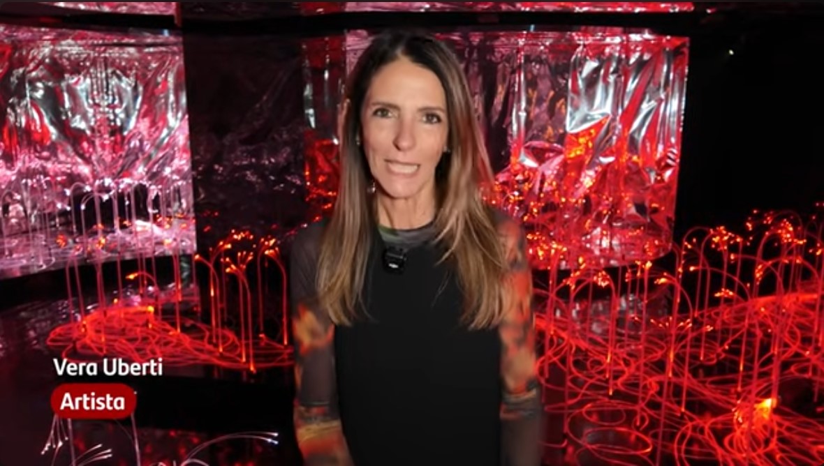 Convite da artista Vera Uberti para a Exposição Reflexos (in)versos — No País das Maravilhas