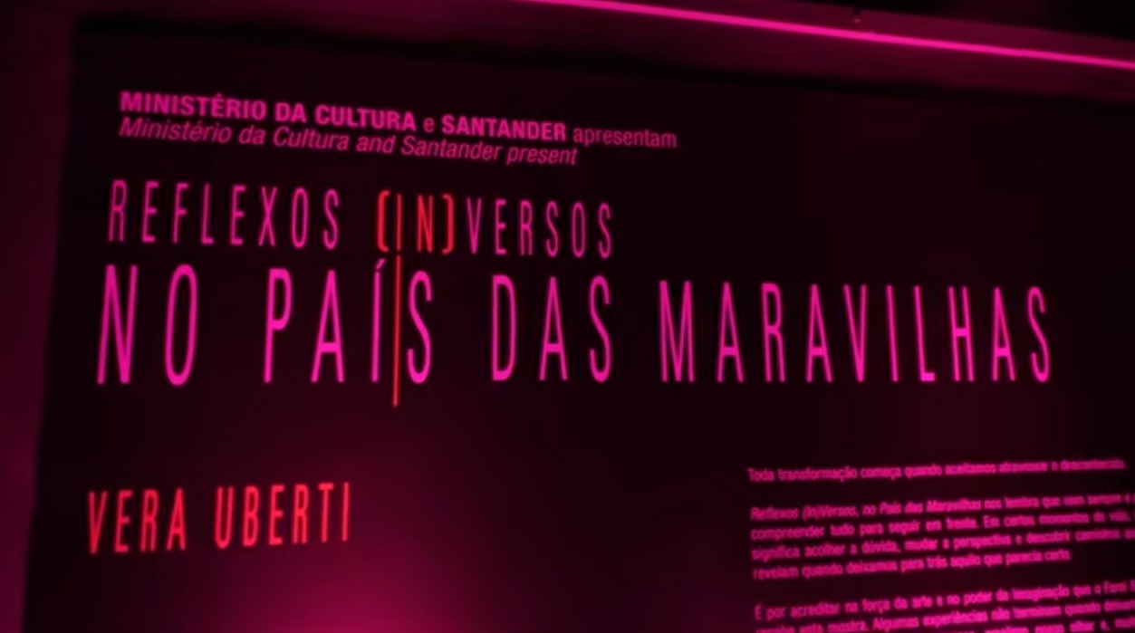 Exposição Reflexos (in)versos — No País das Maravilhas, no Farol Santander São Paulo