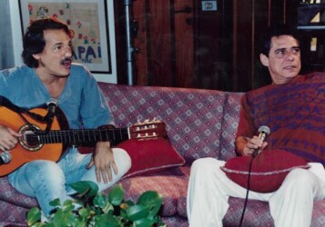 Toquinho e Chico Buarque, em "Toquinho- 30 Anos de Música", de 1995 (Créditos: Dimas Schittini) Toquinho e Chico Buarque, em "Toquinho- 30 Anos de Música", de 1995 (Créditos: Dimas Schittini)