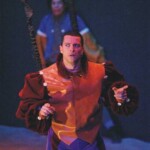 Gigante cheirando criança Gigante cheirando criança