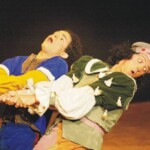 João e Mãe puxando a vaca leve João e Mãe puxando a vaca leve